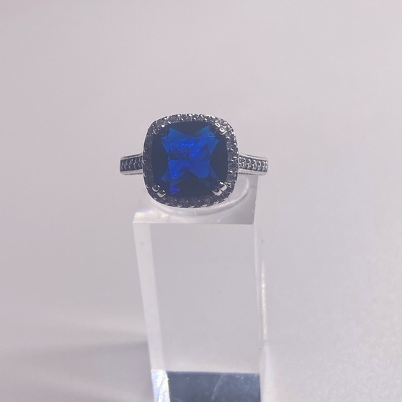 BLUE SAPPHIRE SIMULATED STONE IN STERLING SILVER & ANTIQUE STYLE SETTING (video) - Picture 6 of 6